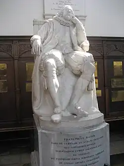 Beeld van Francis Bacon door Henry Weekes in Trinity College in Cambridge