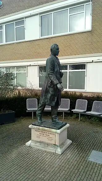 Een standbeeld van Piet van de Velde buiten de Bethesdaziekenhuis in Hoogeveen.