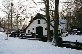 Watermolen van Staverden in de sneeuw