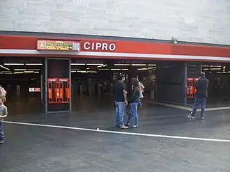 De ingang aan het verlaagde plein