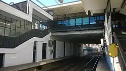 Een blik naar het westen onder het stationsgebouw door.