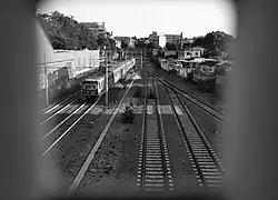 De sporen van de lijn Rome-Lido gezien vanaf de loopbrug, in de verte de loopbrug uit 1955.