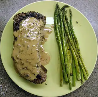 Steak au poivre met cognacsaus en asperges