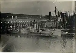 Stoombarkas van HMS Cressy, in de haven van Scheveningen, 1914. Nederlandse autoriteiten vonden het na de strijd leeg drijvend op zee