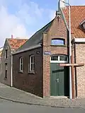 Wijkkapel op straathoek en aangebouwd tegen woning nr. 19