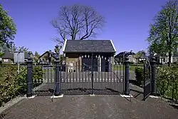 Toegang tot de begraafplaats van Stedum