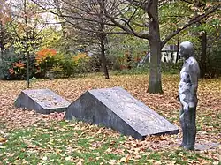 Stehende Figur vor Reliefkörpern