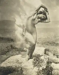 Wind fire, 1921, Therese Duncan op de Akropolis
