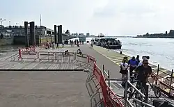 De aanlegplaats te Antwerpen op de steiger aan het Steenplein