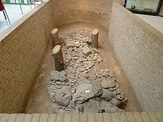 de grafkelder tegenwoordig, verlaagd gelegen midden in het museum