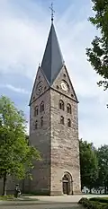 De romaanse toren van deze kerk