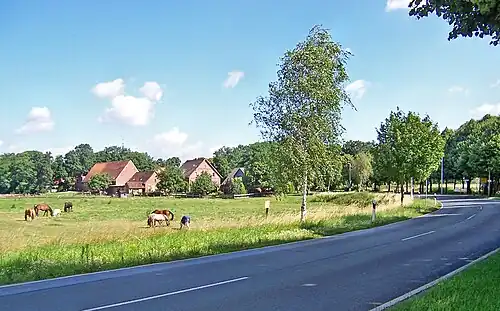 Ingang van het dorp, vanuit Aligse komend