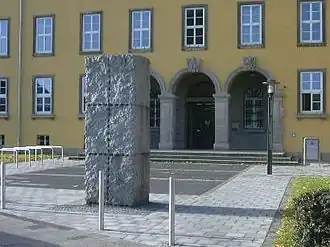 Stèle door Ulrich Rückriem voor het Amtsgericht aan de August-Klotz-Straße