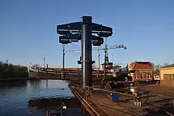 Met de kraan op de wal bij scheepswerf Bocxe