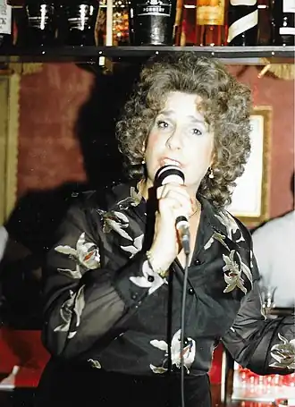 Stella Bos tijdens een optreden in Rotterdam