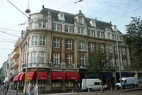 Winkelpand op de hoek Kneuterdijk met de Plaats in Den Haag