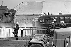 ME'ers en een gepantserde bus bij het stembureau