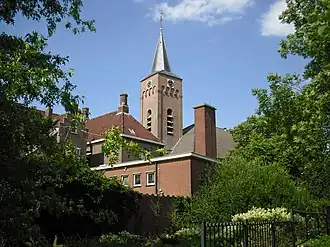 De kerktoren van de Stephanuskerk boven Hardenberg
