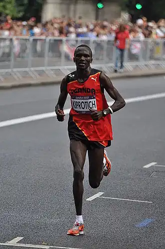 Stephen Kiprotich op weg naar goud tijdens de olympische marathon van 2012 in Londen