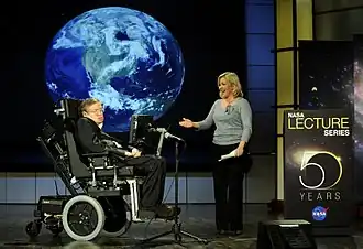 Lucy Hawking met haar vader Stephen Hawking tijdens een lezing voor het 50-jarig bestaan van de NASA in 2008