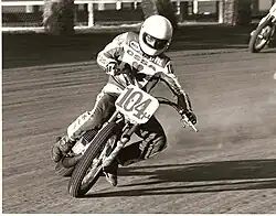 Dirttrack en Shorttrack zijn in Amerika nog steeds populair. De beste Amerikaanse GP-coureurs dankten hun drifttechniek aan deze sport. In de tijd van de (nerveuze) 500cc-tweetaktmotoren was dat een groot voordeel. Uit deze foto blijkt dat ook de Europese fabrikanten interesse in deze sport hadden. Steve Butler strijdt hier in 1978 met een 250 cc Ossa in Greenville (Ohio). Hij won.