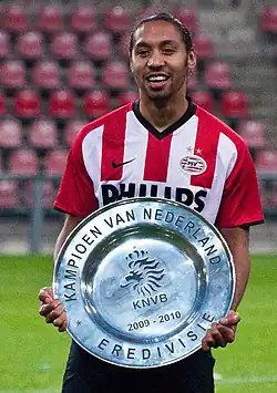 Olfers bij PSV in 2010 met de kampioensschaal van de Beloften Eredivisie.