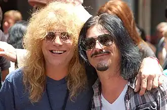 Steven Adler (links) met gitarist Gilby Clarke, 2012