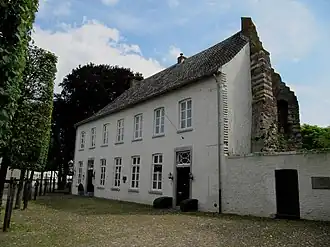 Gouvernementshuis met resten van de kasteeltoren.