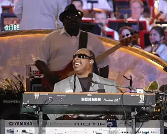 Nathan Watts met op de voorgrond Stevie Wonder, 2006.