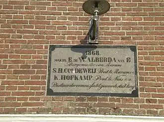 Stichtingssteen van de Hervormde kerk in De Wilp. Hierop wordt ook de toenmalige burgemeester van de gemeente Marum, Jonkheer Eiso de Wendt Alberda van Ekenstein, vermeld.