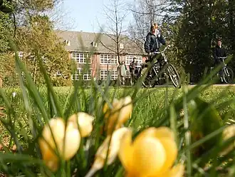 voorzijde schoolterrein Socrateslaan