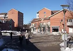 Het Stieg Trentersplein met links het metrostation.