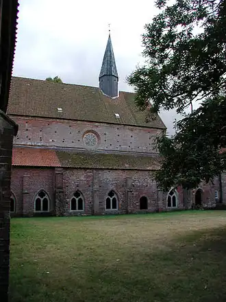 Vrouwensticht Börstel. Stichtskerk, noordzijde en kloostergang
