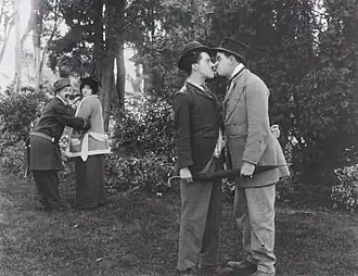 Charlie Chaplin en Ford Sterling in Between Showers