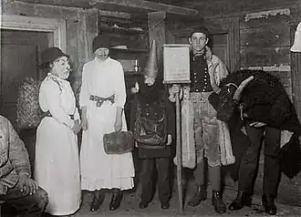 Een groep karakters (inclusief een joelbok) tijdens een traditionele kerstviering in Zweden