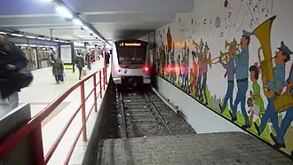 Een van de kopsporen met metro langs het eilandperron