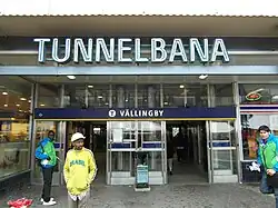 De zuidoostelijke ingang van het station ziet eruit als een van de winkels