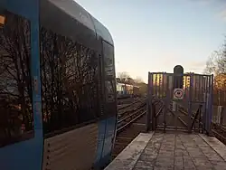 De samenvloeiing van de lijnen T17 en T18 bij Skogshyddan aan de noordkant van het station