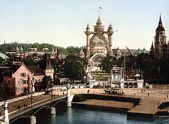 Fotochroomafdruk uit 1897 met zicht op de tentoonstellingshal en het Noords museum in Stockholm