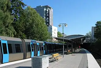 Het perron met de tunnelingang en het station op de achtergrond