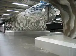 ..boven de verbinding tussen de perrons.