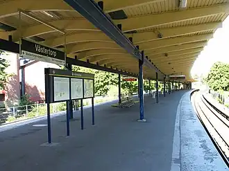 Het station met de blik richting Hägerstensåsen