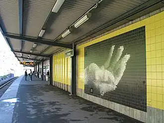 Perron met rechts een van de mozaïeken