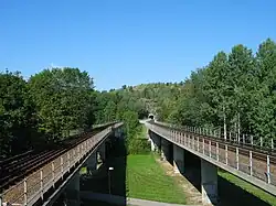 Het metroviaduct ten noorden van het station, 2006.