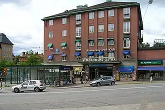 De ingang van het metrostation voor de oostgevel van station Stockholms östra