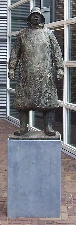 Stoere Visser door Gerard Brouwer, bij de ingang van het Katwijks Museum