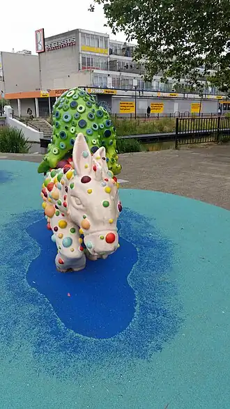 Een van de dieren uit Stoet met op de achtergrond Winkelcentrum Reigersbos (juli 2019)