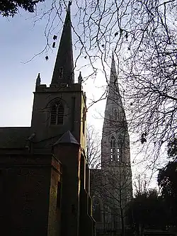 De oude kerk (links) en de nieuwe kerk (rechts) van Stoke Newington