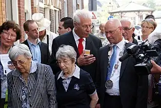 Burgemeester Koelewijn (rechts met ambtsketen)