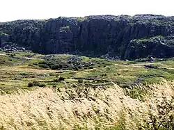 Overblijfselen van het murenlandschap aan de rand van een hoge klif